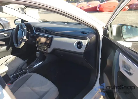 2017 Toyota Corolla Le z USA, uszkodzony, nr VIN 5YFBURHE7HP725517